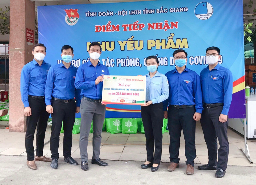 Chị Nguyễn Phạm Duy Trang, Trưởng ban Công tác Thiếu nhi T.Ư Đoàn, Phó Chủ tịch thường trực Hội đồng Đội T.Ư trao tặng bảng tượng trưng Hỗ trợ phòng, chống COVID-19 cho tỉnh Bắc Giang gồm nhu yếu phẩm, với tổng trị giá gần 303 triệu đồng.