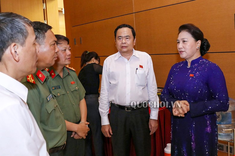 Chủ tịch Quốc hội trao đổi với các đại biểu bên hành lang Quốc hội. Ảnh QH