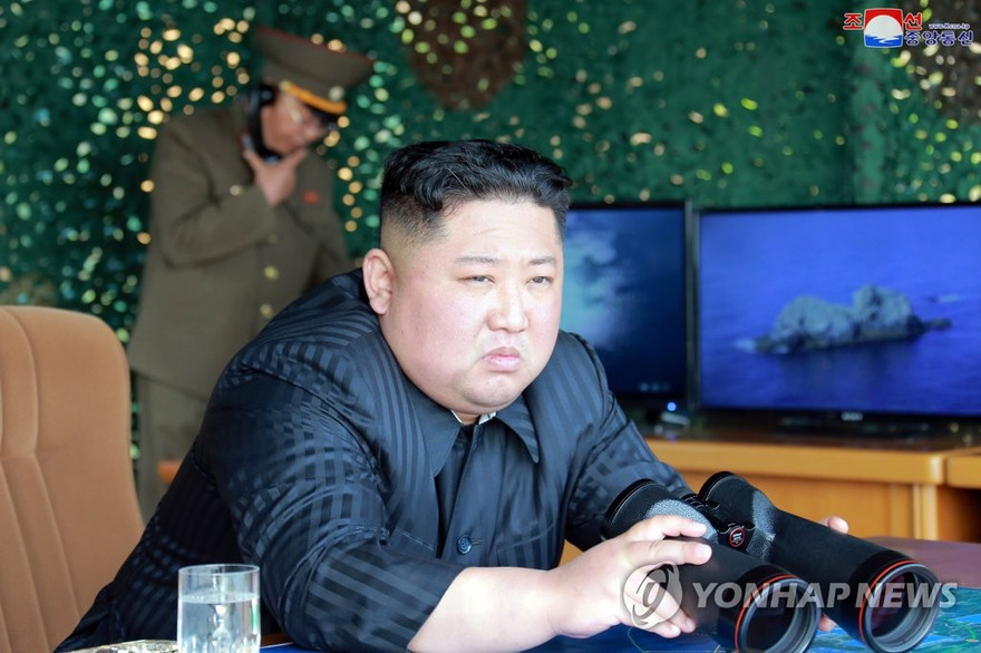 Nhà lãnh đạo Triều Tiên Kim Jong Un giám sát cuộc thử tên lửa mới nhất ngày 4/5/2019. Ảnh: KCNA