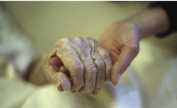 Chủ đề về cái chết nhân đạo đang được tranh luận gay gắt trên mạng ở Trung Quốc sau vụ một phụ nữ xin uống thuốc chuột để chết và người thân bị kết án tù. Ảnh minh họa.