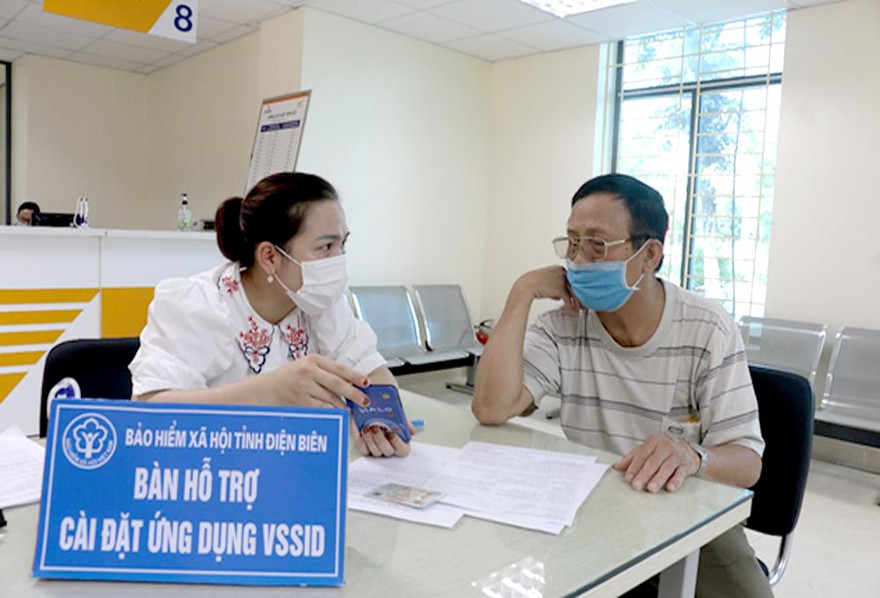Cán bộ BHXH Điện Biên hướng dẫn người dân cài đặt ứng dụng VssID