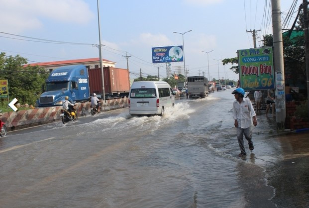 Tuyến quốc lộ 1 đi qua địa bàn huyện Tam Bình, tỉnh Vĩnh Long, ngập sâu do triều cường. Ảnh: Báo ND.