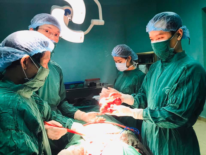 Các bác sĩ BV Nội tiết Trung ương thực hiện ca mổ bướu cổ cho bệnh nhân M. Ảnh: BV cung cấp