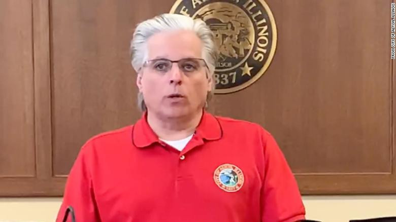 Thị trưởng Brant Walker cho biết, ông cảm thấy xấu hổ vì hành động của vợ mình và xin lỗi người dân Alton.