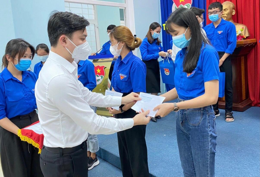 Bí thư T.Ư Đoàn Nguyễn Minh Triết trao học bổng tiếp sức học sinh, sinh viên Bình Định