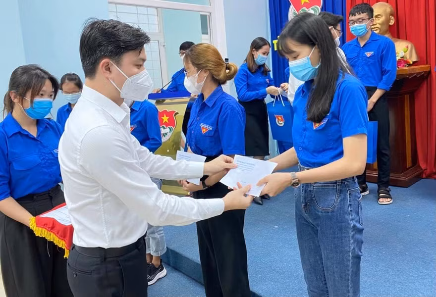 Bí thư T.Ư Đoàn Nguyễn Minh Triết trao học bổng tiếp sức học sinh, sinh viên Bình Định
