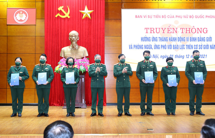 Trưởng Ban vì sự tiến bộ phụ nữ Bộ Quốc phòng và Thượng tướng Đỗ Căn, Phó Chủ nhiệm Tổng cục Chính trị QĐND Việt Nam biểu dương những gia đình quân nhân tiêu biểu, tích cực tham gia phòng chống COVID-19. Ảnh: Trọng Đức