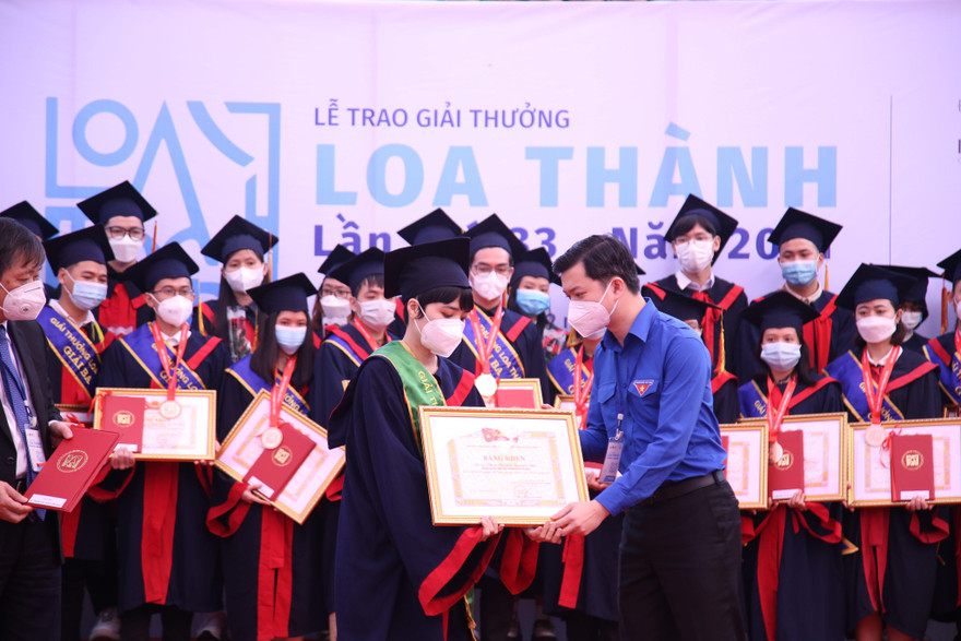 Bí thư T.Ư Đoàn Nguyễn Minh Triết trao tặng các tác giả đạt giải thưởng Loa Thành lần thứ 33, năm 2021. Ảnh: Lâm Đăng Hải