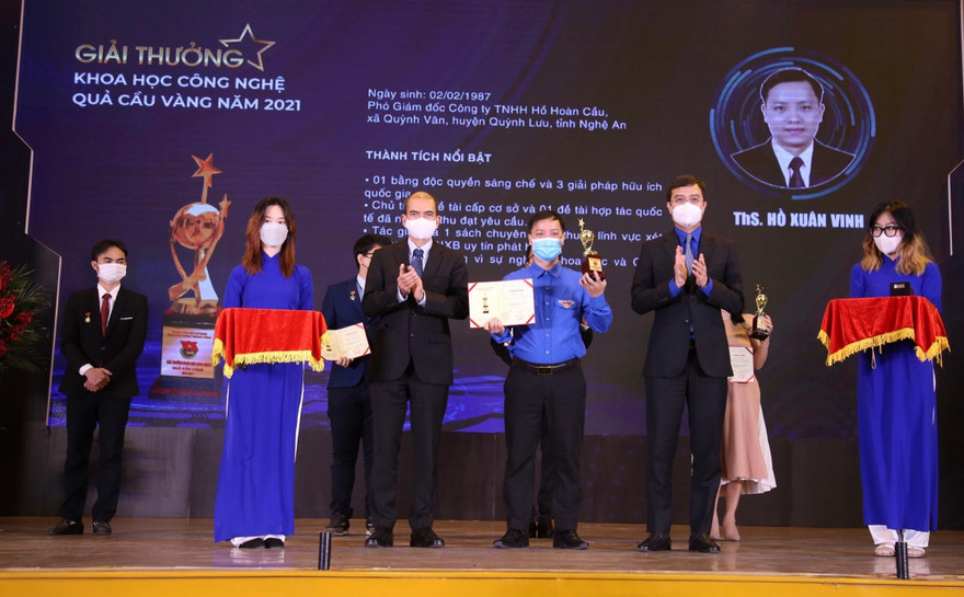 Anh Bùi Quang Huy, Ủy viên dự khuyết T.Ư Đảng, Bí thư thường trực T.Ư Đoàn (bên phải) trao phần thưởng cho các tài năng trẻ Qủa cầu vàng 2021. Ảnh: Lâm Đăng Hải