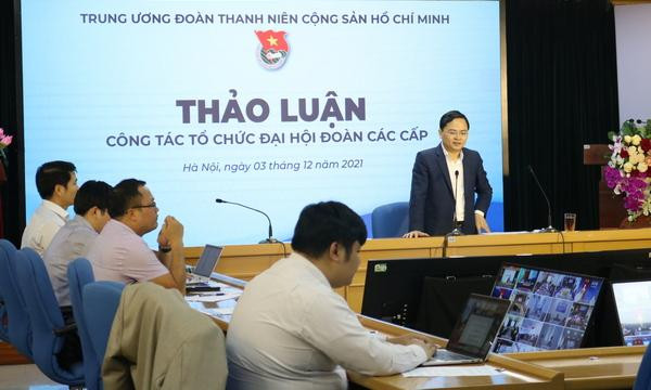 Anh Nguyễn Anh Tuấn, Ủy viên T.Ư Đảng, Bí thư thứ nhất T.Ư Đoàn trao đổi tại buổi tập huấn kiến thức, nghiệp vụ, kỹ năng công tác tổ chức Đại hội Đoàn các cấp. 