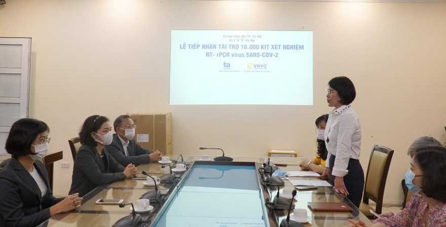 Hà Nội được tặng 10 nghìn bộ xét nghiệm SARS-CoV2