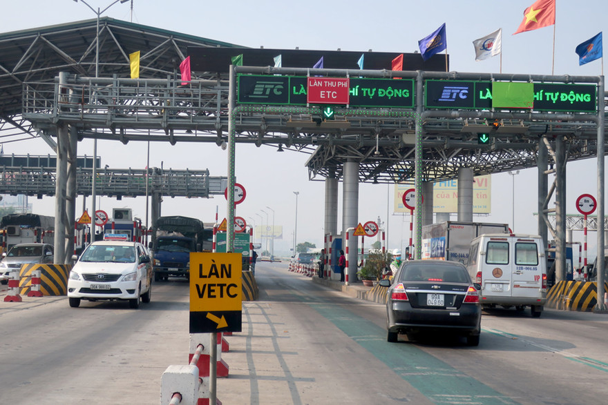 Bộ GTVT chính thức phải xin lùi tiến độ thu phí tự động không dừng.