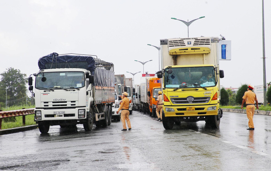 Phương tiện ùn tắc tại cửa ngõ Cần Thơ do địa phương thêm nhiều quy định gây khó cho hoạt động vận tải.