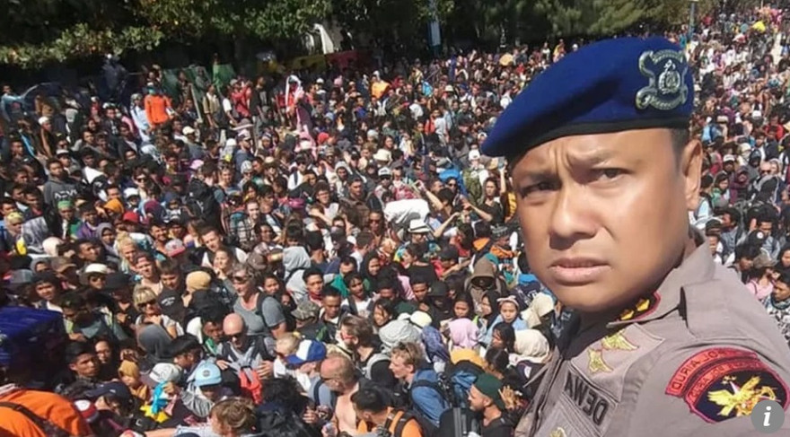 Hàng trăm du khách hoảng sợ chạy ra cảng để chờ tàu về đất liền sau khi trận động đất mạnh 6,9 độ richter xảy ra ở đảo du lịch Lombok, Indonesia.