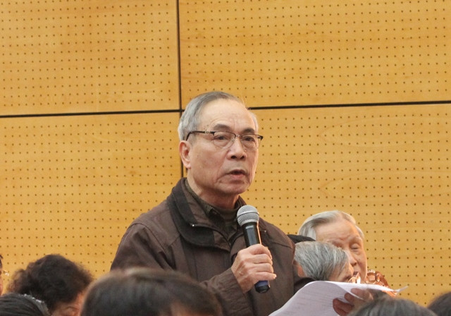 Cử tri Hà Nội phát biểu tại buổi tiếp xúc với ĐBQH. Ảnh PH