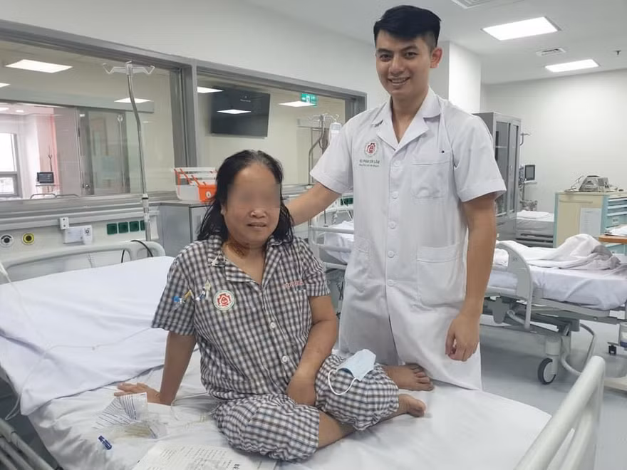 Bà N.C được các bác sỹ Bệnh viện TƯ quân đội 108 cứu sống sau khi sốc phản vệ nguy kịch vì bị ong đốt. Ảnh: BV cung cấp