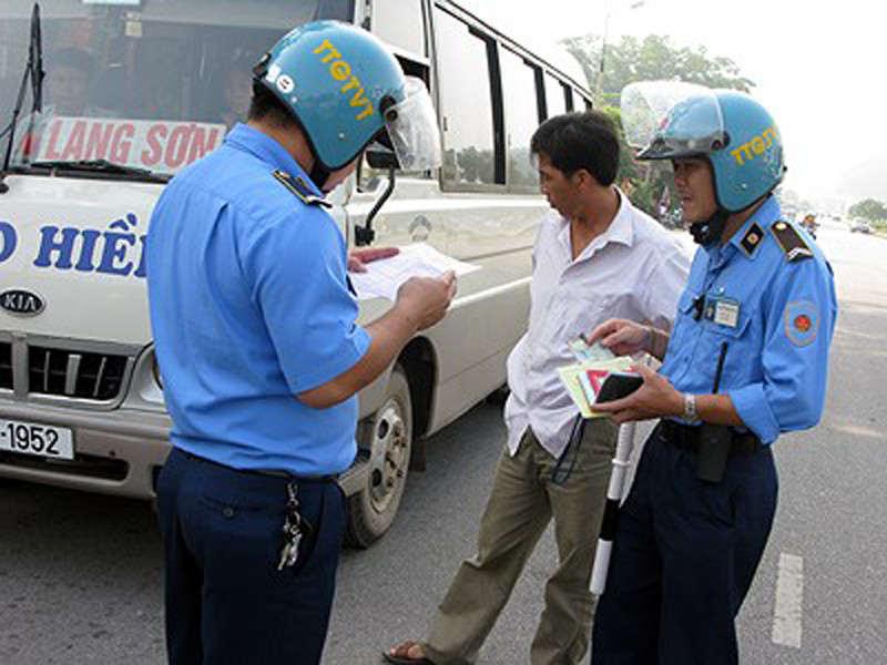 Thanh tra giao thông xử lý xe khách. Ảnh minh họa.
