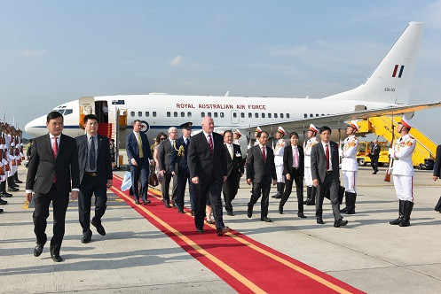 Toàn quyền Australia Peter Cosgrove đã tới sân bay Nội Bài chiều 23/5. Ảnh: ĐSQ Australia tại VN cung cấp