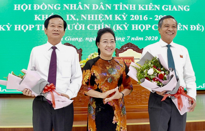Ông Đỗ Thanh Bình (phía trái) Chủ tịch UBND tỉnh Kiên Giang, nhiệm kỳ 2016 - 2021. (Ảnh: UBND tỉnh Kiên Giang) 