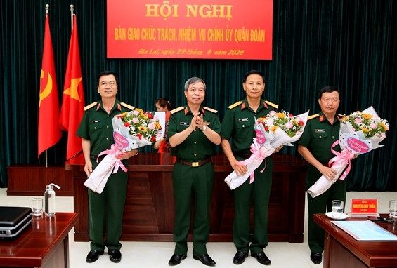 Thượng tướng Đỗ Căn trao quyết định và chúc mừng các cán bộ được bổ nhiệm chức vụ mới. Ảnh: VGP 