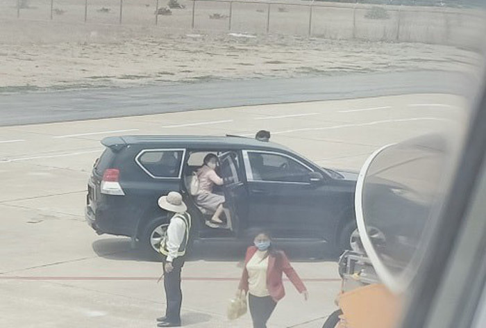 Xe biển xanh vào tận chân máy bay đón Phó bí thư Phú Yên cùng người nhà