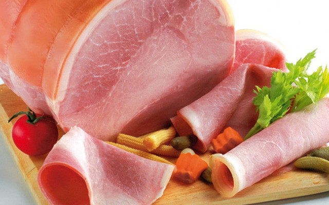 Người bị bệnh vảy nến nên kiêng ăn thực phẩm chế biến sẵn như thịt nguội, xúc xích. Ảnh minh hoạ: Internet