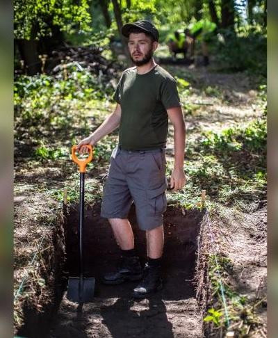 Nhà nghiên cứu Dawid Kobiałka, tại nơi phát hiện ra khu mộ tập thể.