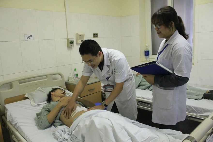 BS kiểm tra sức khoẻ cho nam thanh niên bị thủng ruột non vì xương cá. Ảnh: BV E cung cấp