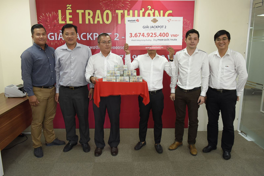 Ông Phạm Quốc Thuần là người đầu tiên nhận thưởng giải độc đắc bằng tiền mặt.
