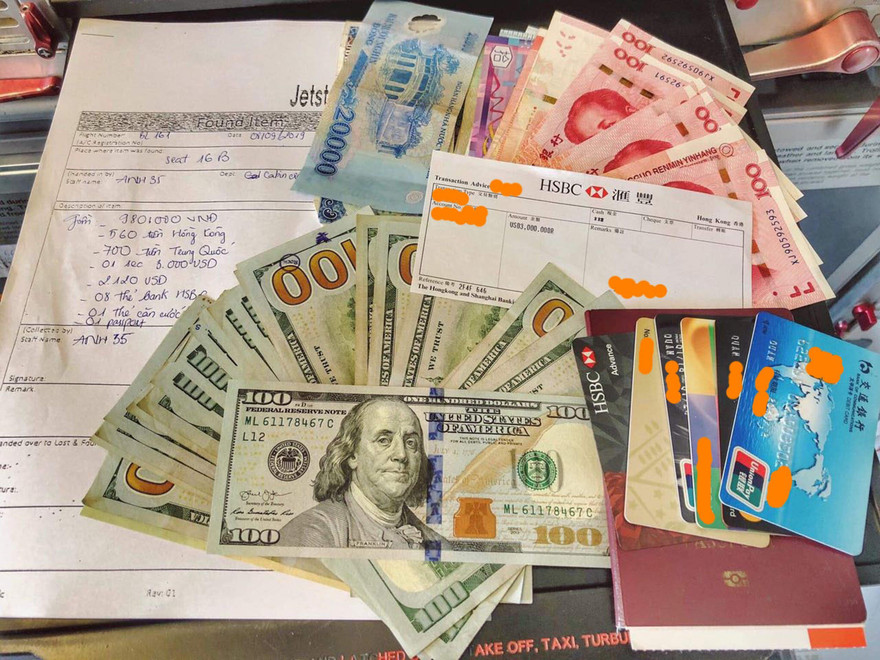 Tài sản trị giá hơn 125 triệu đồng được trả lại hành khách nước ngoài bỏ quên.