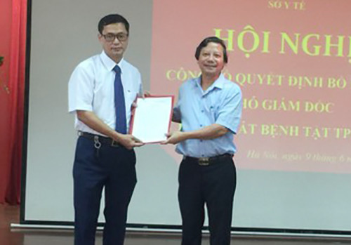 Thừa ủy quyền của Giám đốc Sở Y tế Hà Nội, PGS.TS Hoàng Đức Hạnh, Phó Giám đốc Sở Y tế Hà Nội đã trao Quyết định cho ông Trương Quang Việt. Ảnh: CDC Hà Nội