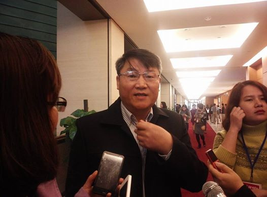 Ông Nguyễn Văn Tiên trao đổi với báo chí. Ảnh LD