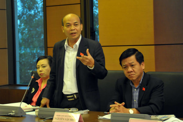 Đại biểu Đỗ Văn Đương phát biểu tại phiên thảo luận sáng 24/3. Ảnh Như Ý