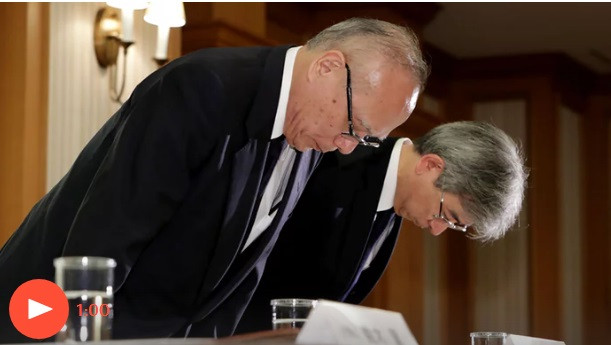 Ban lãnh đạo trường đại học y Tokyo cúi đầu xin lỗi về vụ nâng điểm cho các nam thí sinh thi vào trường để loại bớt các nữ bác sỹ tương lai.