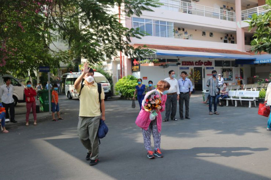 Mẹ con được đoàn tụ sau 14 ngày cách ly vì nhiễm virus corona