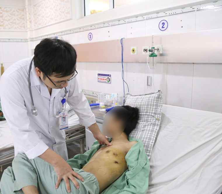 Bác sỹ kiểm tra sức khỏe cho bệnh nhân H.