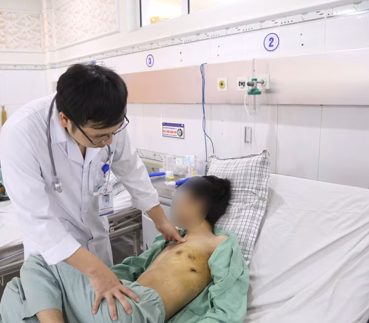 Bác sỹ kiểm tra sức khỏe cho bệnh nhân H.