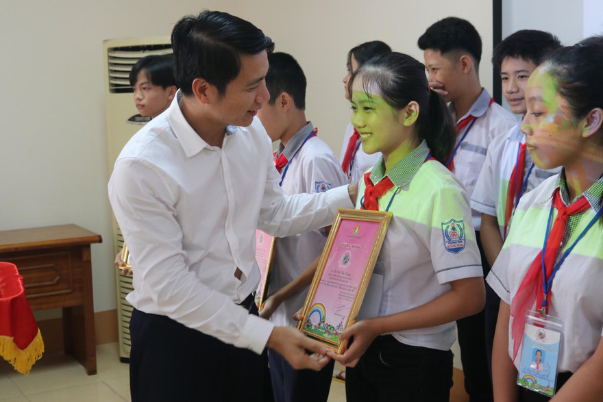 Anh Nguyễn Ngọc Lương, Bí thư T,Ư Đoàn, Chủ tịch Hội đồng Đội T.Ư trao chứng nhận cho các bạn thí sinh xuất sắc tham gia vòng chung kết toàn quốc