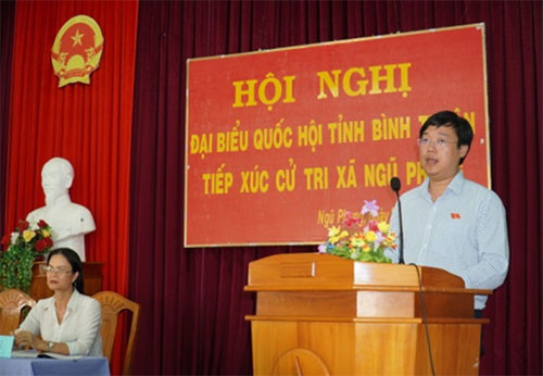 Bí thư thứ nhất T.Ư Đoàn Lê Quốc Phong tiếp xúc cử tri tại xã Ngũ Phụng, huyện đảo Phú Quý, tỉnh Bình Thuận