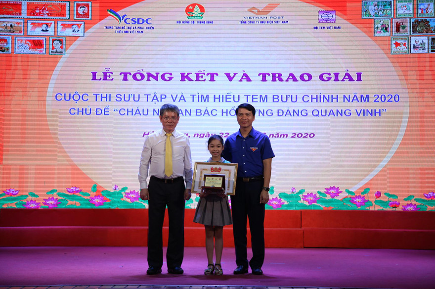 Anh Nguyễn Ngọc Lương. Bí thư T.Ư Đoàn, Chủ tịch Hội đồng Đội T.Ư (bên phải) trao giải Đặc biệt cho em Lê Thùy Anh, học sinh lớp 3C10, Trường Tiểu học Chu Văn An (TP Hải Phòng)