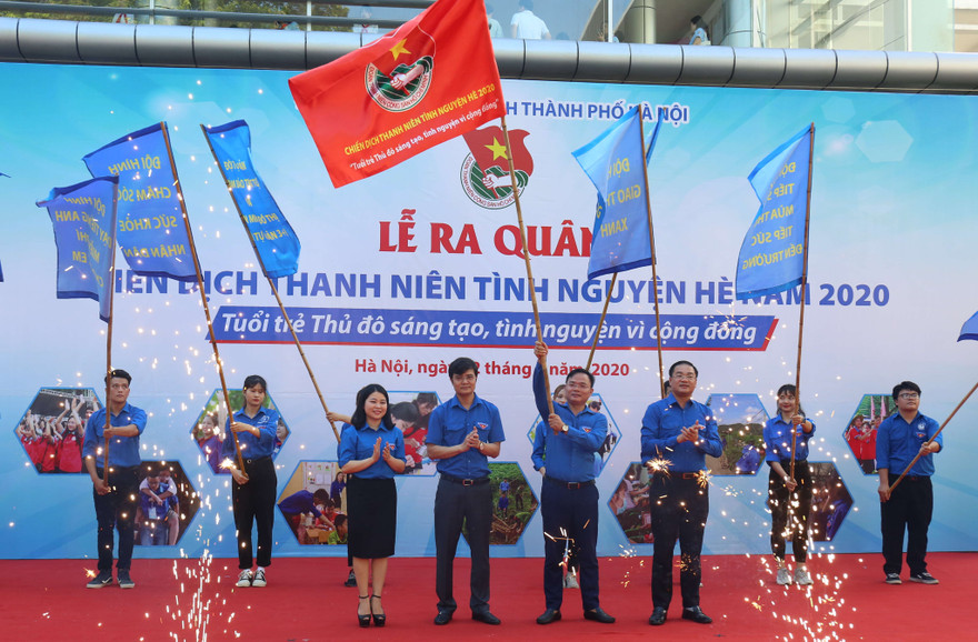 Anh Bùi Quang Huy, Bí thư T.Ư Đoàn, Chủ tịch T.Ư Hội SVVN trao cờ phát động hiến dịch Thanh niên tình nguyện hè năm 2020 cho Thành Đoàn Hà Nội. Ảnh: Bảo Anh
