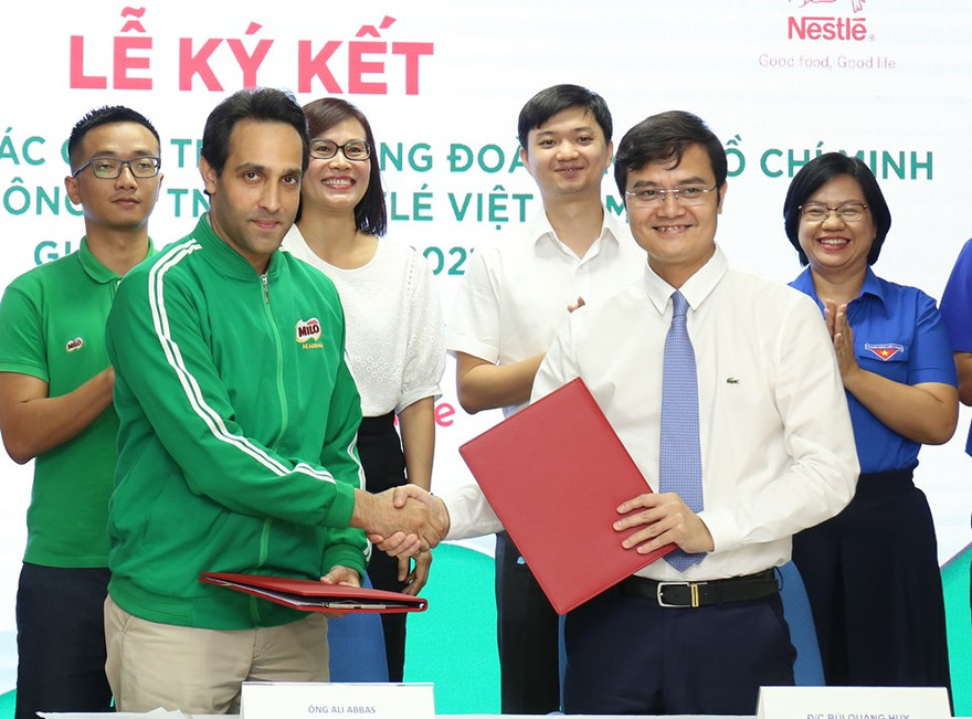 Anh Bùi Quang Huy, Bí thư T.Ư Đoàn, Chủ tịch T.Ư Hội SVVN (bên phải) thực hiện ký kết thỏa thuận hợp tác với ông Ali Abbas, giám đốc ngành hàng MILO và sữa, Nestlé Việt Nam. Ảnh: Bảo Anh