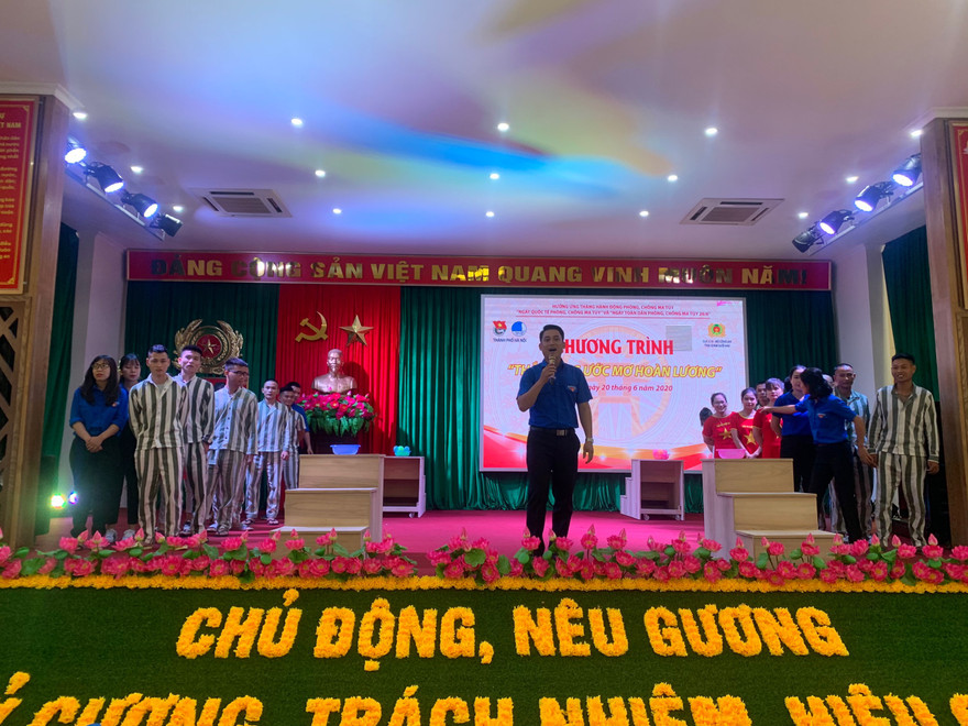 Đoàn viên, thanh niên Thủ đô giao lưu văn nghệ với các phạm nhân đang cải tạo tại TRại giam Suối Hai, Ba Vì, Hà Nội.