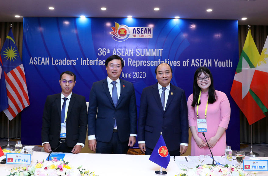 Thủ tướng Nguyễn Xuân Phúc; Bí thư thứ nhất T.Ư Đoàn Lê Quốc Phong cùng 2 đại biểu thanh niên Việt Nam tham gia Lễ tiếp kiến Lãnh đạo cấp cao ASEAN. 