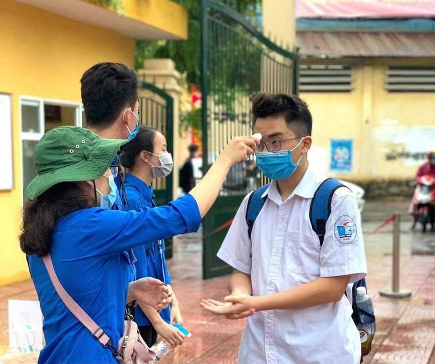 Thanh niên tình nguyện hỗ trợ thí sinh tại chương trình "Tiếp sức mùa thi" năm 2021.