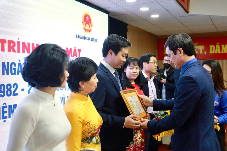 Bí thư thường trực T.Ư Đoàn trao kỷ niệm chương “Vì thế hệ trẻ” cho 8 lãnh đạo, chuyên viên các Vụ, Cục của Bộ Giáo dục và Đào tạo. Ảnh: Bảo Anh