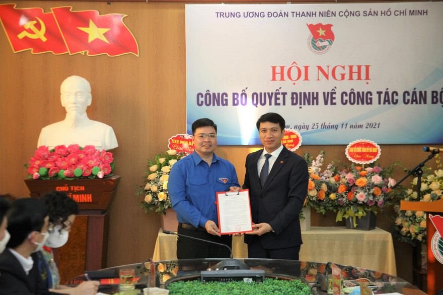 Anh Nguyễn Ngọc Lương, Bí thư T.Ư Đoàn, Chủ tịch Hội LHTN Việt Nam (bên phải) trao quyết định cho tân Phó Bí thư Tỉnh Đoàn Hà Nam Dương Xuân Khiêm. 