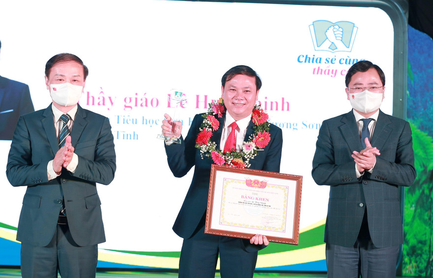 Anh Nguyễn Anh Tuấn, Bí thư thứ nhất T.Ư Đoàn (ngoài cùng bên phải) và Phó trưởng ban thường trực Ban Dân vận T.Ư Phạm Tất Thắng trao tặng phần thưởng cho thầy cô giáo tại lễ tuyên dương. Ảnh: Bảo Anh