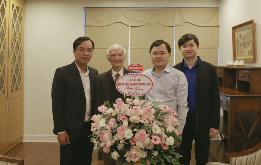 Bí thư thứ nhất T.Ư Đoàn Nguyễn Anh Tuấn (thứ 2, từ phải sang) tặng hoa chúc mừng GS Nguyễn Kim Đính. Ảnh: Bảo Anh