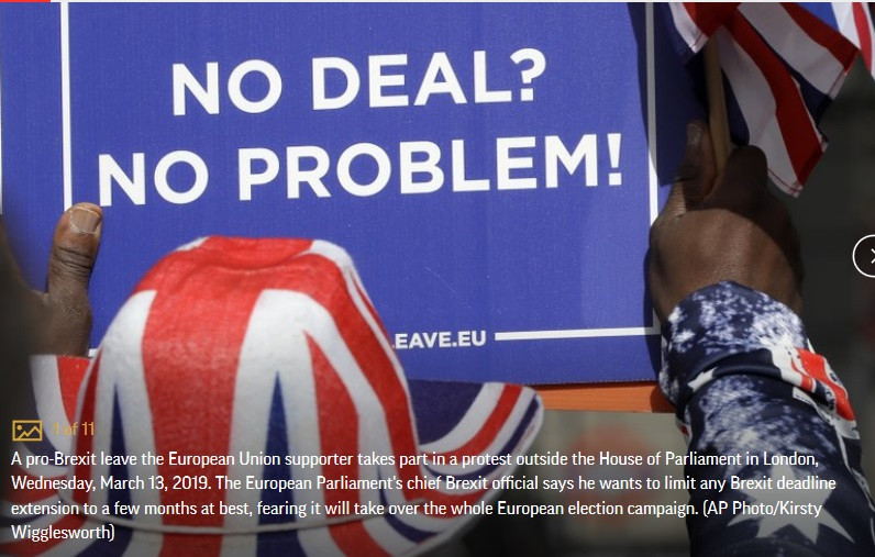 Những người ủng hộ Brexit biểu tình ngoài đường phố ngày 13/3 với biểu ngữ: "Không thỏa thuận cũng không có vấn đề gì"